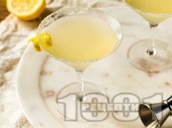 Коктейл Resolute Martini с джин и кайсиево бренди - снимка на рецептата Коктейл Resolute Martini с джин и кайсиево бренди - снимка на рецептата